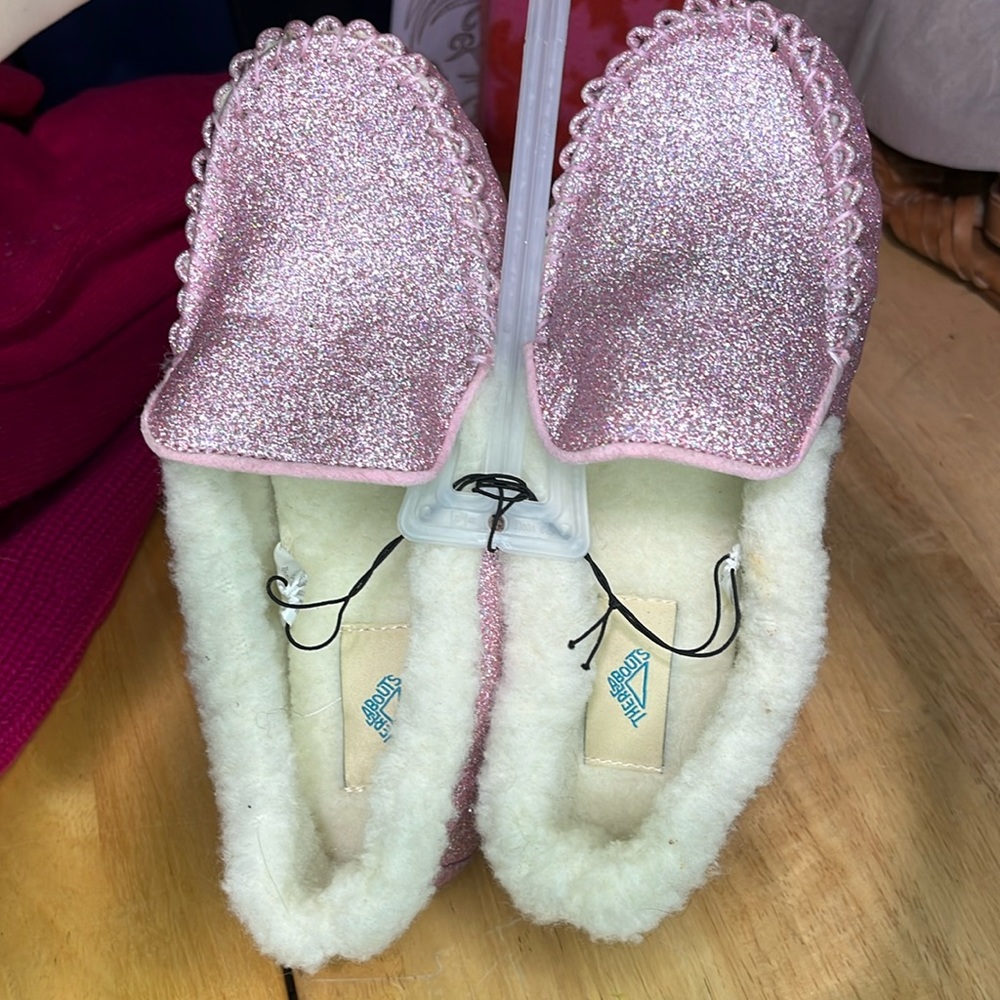 Glittery pink faux fur slippers